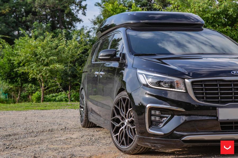 Детали экстерьера Kia Grand Sedona on Vossen Wheels (HF-2) 2019 года  (фото 8 из 10)